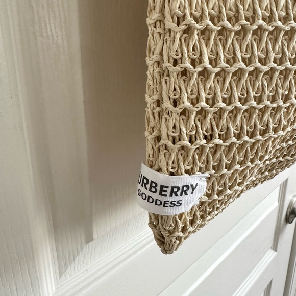 Burberry Goddess Fragrance Crochet Open Weave Paper Straw Tote Bag – Limited Edi - Picture 6 of 6